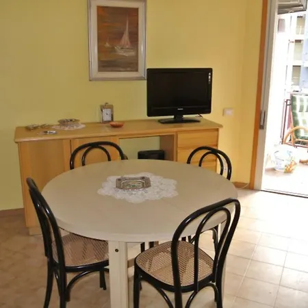 Sunny Seaside Flat With Terrace And Pool *